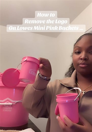 Cómo quitar el logo de los mini cubos rosas de Lowe's
