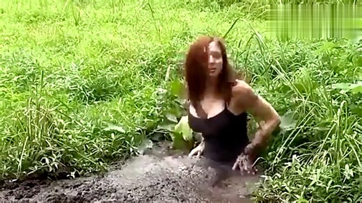 美女陷入沼泽出不来了