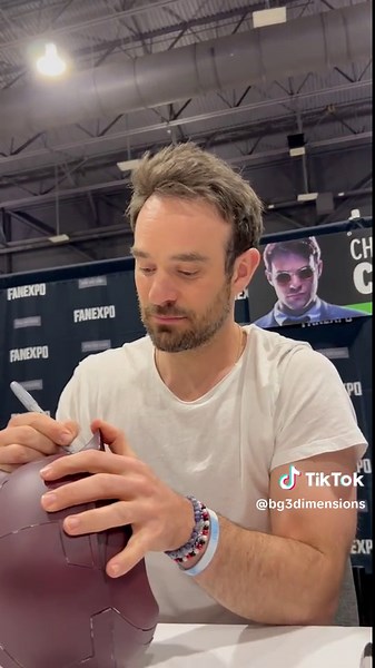 Meeting Charlie Cox and Getting an Autograph | Marvel's Daredevil