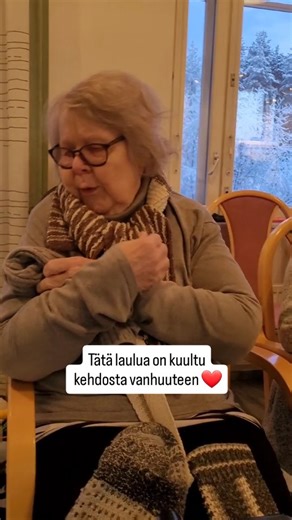 Jokkakallion asumispalvelukeskus Rovaniemi on Instagram: "Lapinäidin kehtolaulu pysäyttää aina ja koko huone täyttyy muistoista, tunteista ja läsnäolosta. Niin kävi nytkin, kun Kirsi lauloi tämän jokaiselle tutun kappaleen Kaisan säestämänä❤ #viriketoiminta #jokkakallionasumispalvelukeskus #vanhustyö"