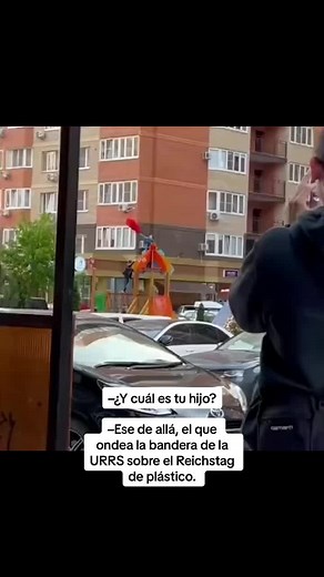 Niño comunista ondea la bandera de la Unión Soviética