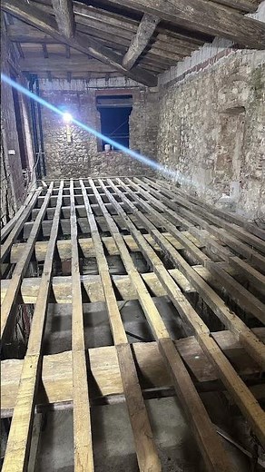 Solaio con travi di legno ￼ e la muratura del pennelli ￼