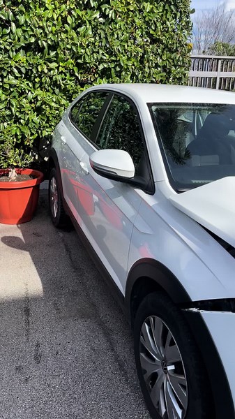 Volkswagen Taigo 2023: Usato con 76,000 Km e Danni