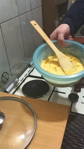 How to prepare the composition and pan for a successful cornbread #sandugospodarul #shorts