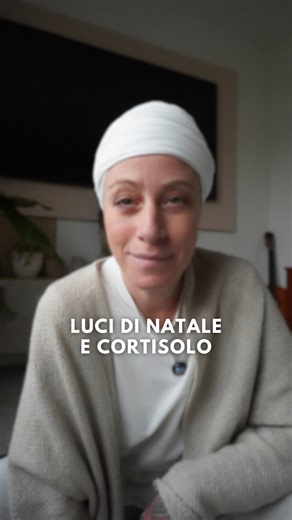 Japa Namdeep | Insegnante di Kundalini Yoga on Instagram: "‘Tira più una lucina di Natale che un carro di Cortisolo’! 😅 Non è solo una battuta: il Natale è uno dei periodi più stressanti per tre motivi: Stress Emotivo/Familiare 💔 Pressione Finanziaria/Logistica 🎁 Stress Fisico (Alimentazione) 🍕 In questo Reel ti mostro un esercizio di Kundalini Yoga per massaggiare la zona delle Ghiandole Surrenali, cruciali nel regolare il rilascio del Cortisolo. 💚 SALVA questo video se ti senti già del Te