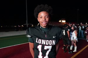 London sophomore Jay Lambert steps up and kicks the game-winning field goal from about 20 yards out! London holds off Orange Grove 38-35 with no time left on the clock! Lambert was the backup kicker, filling in for an injury! #RecruitTheCoast Friday Night Fever KRIS 6 News 📸: Larissa Liska 🎥: Tyrese Boone | Friday Night Fever