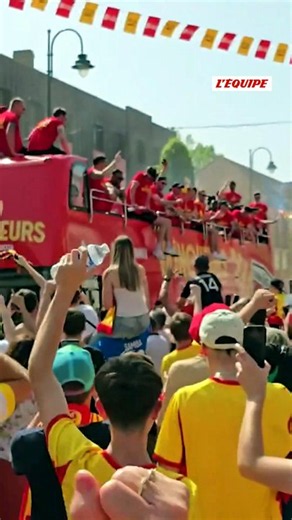 La belle atmosphère à Lens lors du passage du bus des Sang et Or avec la Coupe de France - Foot - Co