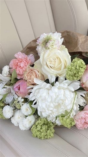 Julia Broome on Instagram: "IG STORIES can now *INCREASE* your REACH!!! 📈📢👏🏻 this is a hugeee opportunity for potential-growth & even more of a reason to have a strong IG story strategy!! Stories are one of the most underrated ways to connect to your audience, add more value, share the unfiltered behind the scenes of your life into your content, organically sell, etc so this update just amped up the importance of your stories by A LOT so: let’s make sure you’re optimizing yours ☺️ if you wan