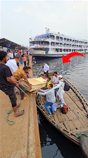 শেষ যাত্রায় ট্রলার দিয়ে লঞ্চ ধরতে যাচ্ছে। #shots #launch #cargoconnect #automobile #ship