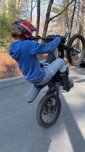 Mobbin on the Rawrr🔥 #rawrr #electricbike #surron #dirtbike #automobile #surronster #wheelie #clean