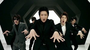 不可否认！曾经的韩流神曲真是YYDS，前奏一响，网友直呼：爷青回！DNA真的控制不住动了！