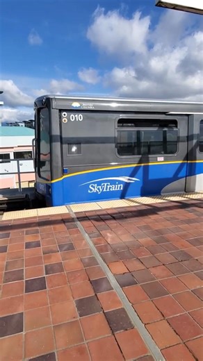 Skytrain Mark 1 leaving Royal Oak station #skytrain #translink #transit
