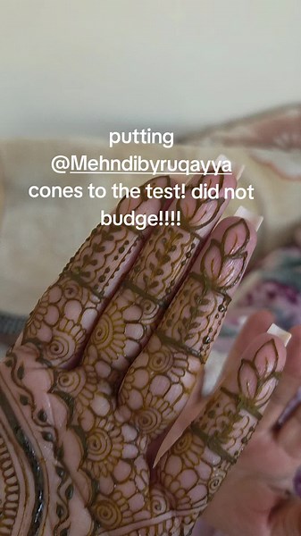 Practice Practice Practice!! GUYS I swear I hold the record for the slowest mehndi artist going. This hand alone took me 1.5hrs but im actually so pleased work the level of neatness that comes with it! ANY TIPS from other artist are welcomed 💗 Mehndi artist/ freestyled design @mehndi.by.neetu Mehndi cones @mehndibyruqayya DM or Email for bookings 🤍 Mehndibyneetu@hotmail.com #birminghammehndhiartist #hennaartist #indianwedding #bridalhenna #australianmehndiartist #melbournemehndiartist