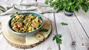 Pasta con funghi champignon e piselli: semplice e gustosa |