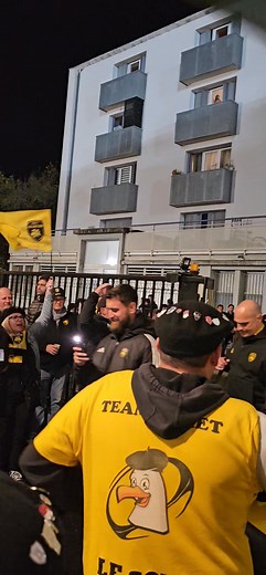 Arrivée en musique avec les bagnards et la team bérets | Brigitte la Rochelle