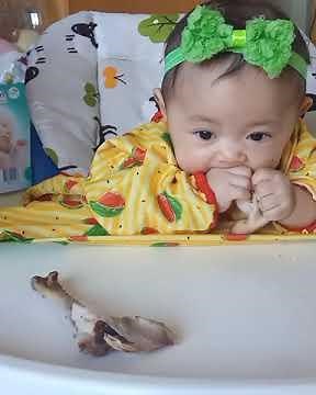BLW baby - eating chicken drumstick 🥰🥰 (6 months) amazing!