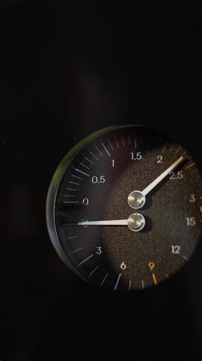 kaffeemacher:innen on Instagram: "Flow-Control neu gedacht? Warum das "Paddle" an der Arkel Coast anders arbeitet als der Standard. Viele kennen Flow-Control als einfaches Nadelventil – Hahn zu, weniger Wasser. Die Arkel Coast geht technisch einen spannenden Weg: Sie nutzt ein Bypass-System. Das bedeutet, überschüssiger Wasser und somit auch Druck wird gezielt abgeleitet. Was bringt das in der Tasse? Im Reel seht ihr genau, was Michel meint: Das Manometer zeigt euch dadurch immer den effektiven