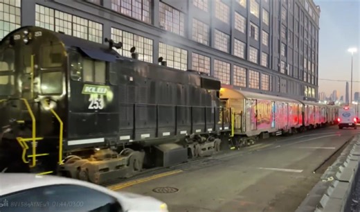 纽约地铁R32列车被牵着在路面轨道狂飙视频搬运～NYNJ Rail Hauled a Train of R32 NYC Cars Down the Avenue