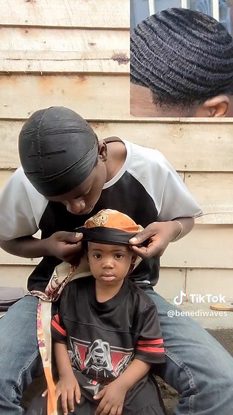 une meilleure façon d'avoir de waves dans 5minutes, dans cette vidéo j'ai utilisé un bon savon une peigne et un brosse dur #tutoriel #waves #360