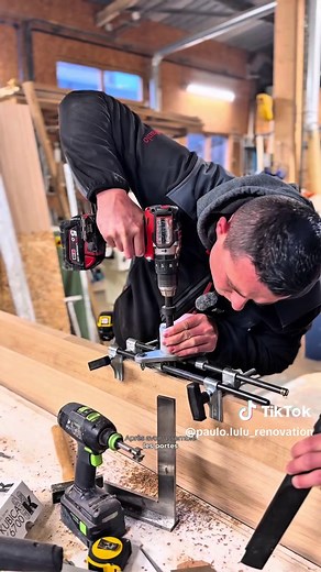 Une maison sans portes ?🤨 Après deux ans et demi de travaux, il ne nous restait plus qu’un gros chantier à finaliser : les portes intérieures 🚪 Comme vous le savez, Paulo adore tout faire lui-même. Mais pour des portes sur mesure en chêne, il faut du vrai savoir-faire, de l’expérience et surtout des outils bien spécifiques. Le défi ? Fabriquer nos portes de A à Z : partir du tronc d’arbre pour arriver à des portes uniques 🚪 Ce projet a pu voir le jour grâce a @zaka_lannexe , artisan menuisier