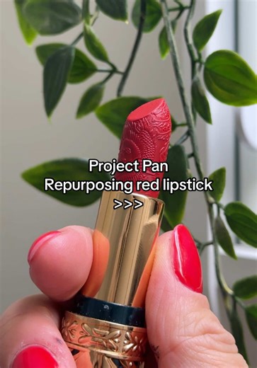 Svarar @️ I’ve got you 💖 It can feel like there’s limited options when your makeupcollection is more on the non-colorful end, but that doesn’t mean we can’t repurpose reds! On the screen you’ve got 7 ideas on how to repurpose red lipstick in general, but if you prefer more darker neutral makeup then this is what I would have done: 🔸Use the blush as creamblush: (mix with lotion or even a bit of foundation) for a more lighter version. For darker-neutral makeup you could also mix the red blush wi