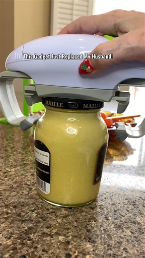 This automatic jar opener handles any size lid with a simple button press. It's a lifesaver for independence, especially for seniors or people with arthritis. Time to upgrade your kitchen power! Ⅼɪпᴋ ɪп CMT #AutomaticJarOpener #kitchentool #usefulgadget #LifeHacks#GeniusGadget #MustHave #amazonfinds #HomeHacks | Homestead Harmony
