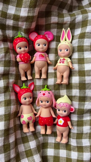 strawberry love sonny angels!! i was able to get a whole box from @myplasticheart 🍓🩷 #sonnyangel #shadowbox #trinkets #strawberry