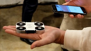 スマホより小さい“自撮り用ドローン”「AirSelfie」
