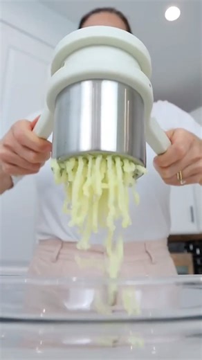 “Still struggling with lumpy mashed potatoes? Here’s the SECRET ” 🥔🤯#kitchen #kitchengadgets #fypシ