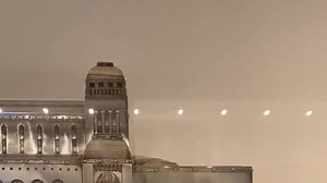 💯GRUNNER 💯 til å besøke Teknisk museum (#57) Fordi Sam Eyde satte spor! Hvem skal eie naturressursene? 🌊⚡ På slutten av 1800-tallet startet kampen om kontrollen over Norges fosser. Norske spekulanter og utenlandske kapitalister sto i kø for å sikre seg kraftressursene – verdier som kunne gi enorme gevinster. En av de mest sentrale aktørene var Sam Eyde, gründeren bak Norsk Hydro. Til hans 50-årsdag i 1916 fikk han en overdådig sølvstatuett – et symbol på hvor mye penger som lå i vannkraften. 