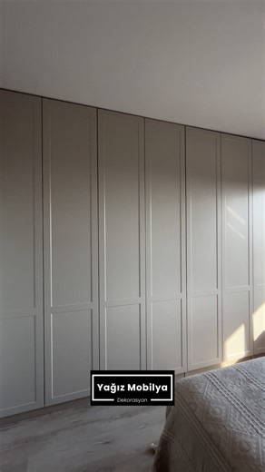 Yağız Mobilya & Dekorasyon on Instagram: "Yatak odası için tasarladığımız modern gardırop uygulamamız. Shaker lake kapak modeli ile sade, dengeli ve zamansız bir şıklık sunan bu tasarım, çerçeveli kapak yapısı ve yumuşak renk tonu sayesinde mekâna ferah ve huzurlu bir atmosfer kazandırıyor. Tavandan zemine uzanan formu ile hem maksimum depolama alanı sağlıyor hem de yatak odasında bütüncül ve düzenli bir görünüm oluşturuyor. • • • #yağızmobilya #bursa #mobilya #dekorasyon #decoration #tasarım #f