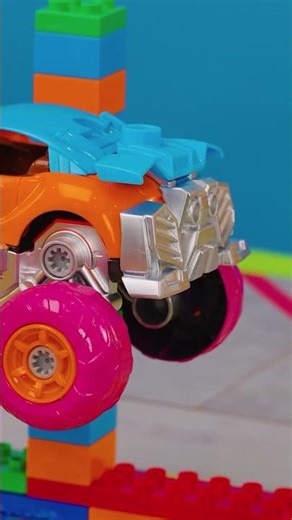 Construisons des Petites Voitures dans le Garage ! 🚗✨ | Kidibli #shorts