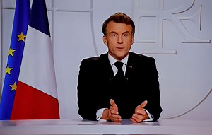 Allocution d’Emmanuel Macron : « Face à ce monde de danger, rester spectateur serait une folie », prévient le président…
