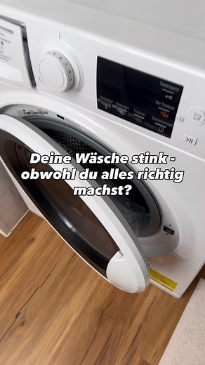 🫧Waschmaschine reinigen mit Hausmitteln – Biofilm, Soda & Co. einfach erklärt Deine Wäsche riecht muffig obwohl du regelmäßig wäschst? Dann liegt’s nicht an deinem Waschmittel, sondern an dem, was du nicht siehst: einem Biofilm in deiner Maschine. 🦠 Dieser schmierige Belag entsteht durch Rückstände aus Waschmittel, Fett, Kalk und Hautschuppen ein perfekter Nährboden für Bakterien & schlechte Gerüche. 👉 Und genau deshalb bringt’s auch nix, wenn du einfach nur mehr Duftwaschmittel oder Hygienes