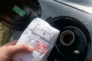 Tényleg megöli a motort a tankba töltött cukor? | Vezess