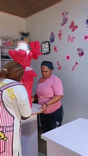 The real risk and fear behind lifting gravity cakes 🥹🎂 People see the final picture and say “Wow, so beautiful!” But they don’t see the fear in the baker’s heart when it’s time to lift it. Gravity cakes are not just about creativity. They are about balance, structure, calculation, and prayer 😅 One wrong move. One weak support. One shaky hand. And hours (or days) of hard work can crash in seconds. The fear is real: Will the structure hold? Is the center strong enough? Can it survive lifting an