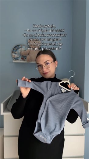 Katarzyna Rychter | Ciąża | Lifestyle | Zdrowie | Dom on Instagram: "Koniecznie z dźwiękiem 😂 Rolka w celach humorystycznych, oczywiście 😁 A tak już na poważnie: po co? Bo mogę, bo spełnia się moje OGROMNE marzenie i celebruję je na maksa, bo sprawia mi to radość ❤️ Przy czym nie chciałabym żeby jakakolwiek kobieta porównywała się do innej mamy. Bo każda z nas daje tyle ile może, a najważniejsza jest relacja z maluszkiem- wyprawka to tylko i wyłącznie miły dodatek 🍼 Moje dzieciństwo było tak