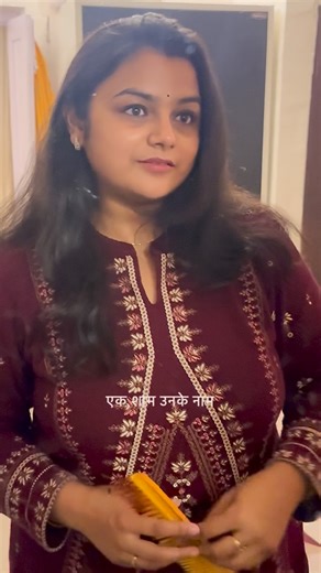 Sonal Gupta on Instagram: "👉 Smokey kajal lovers, comment 🖤 if you can’t step out without it! 6 baje, Alexa on 🎶 Thode pyaare gaane, thoda sa me-time ✨ Smokey eyes + @sotrue.beauty = thoda dangerously sexy 😌🖤 Garma-garam poha aur chai ready thi, kyunki Ashish office se aane wale the ☕🥣 Unka reaction dekhne layak tha — “Aaj kuch alag lag rahi ho” 😉 Chai ke saath thodi baatein, thoda sa pyaar… aur phir unka dialogue — “Achi lag rahi ho, chalo kahi chalte hain” ❤️ Mummy ko Gurudwara Jana tha