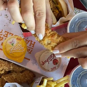 219 reactions · 31 comments | N-are sens să reinventezi chiar orice 朗 În THE BOX Crispy Strips și THE BOX Hot Wings ai preferatul tău: pui #pebune de la KFC. Și un pic în plus ✨ | KFC | Facebook