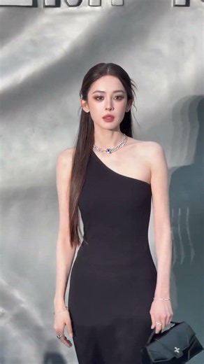 Cổ Lực Na Trát xinh đẹp trong chiếc đầm đen vừa bí ẩn vừa quyền lực 😍😍😍