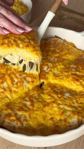 Wrap viande hachée et cheddar 🧀 Un dîner hyper gourmand et prêt en quelques minutes 😋 🫓 INGRÉDIENTS 3 Wraps 500gr Viande hachée 1 Oignon 3càs Sauce tomate ou tartinade de poivrons @koro_fr 1càs Concentré de tomate Sel, Poivre, Ail en poudre Huile d’olive Cheddar 🍽️ RECETTE Préchauffer le four à 200 degrés. Emincer l’oignon puis le faire revenir quelques minutes avec de l’huile d’olive. Ajouter la viande hachée, la sauce tomate, le concentré de tomate et les épices. Mélanger, ajouter un fond 