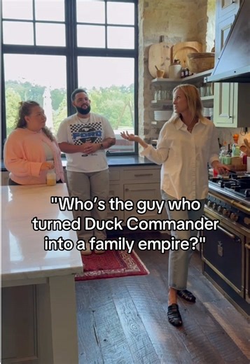 Who else but Willie? #DuckDynastyTheRevival premieres SATURDAY at 10/9c on @A&E. Comment if you’ve been here since Season 1! 👇
