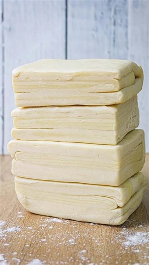 Christelle Gomez on Instagram: "La recette de la pâte feuilletée inversée, bien croustillante pour vos galettes des rois 🤴 ! De quoi bien commencer l’année 😍 Avez-vous l’habitude de faire votre pâte feuilletée maison pour les galettes ? Ça demande un peu de temps, mais c’est tellement meilleur 😍 Ingrédients pour 4 pâtes feuilletées inversées de 24 cm de diamètre (donc 2 galettes) : Pour la détrempe : 15 cl d’eau 1 cuillère à soupe de vinaigre blanc 9 g de fleur de sel 350 g de farine T55 115