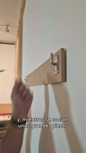 🎂En 2025 estamos celebrando el centenario del nacimiento de Rauschenberg. 🖼️Hace 40 años, en 1985, la Fundación Juan March celebró la primera exposición en España dedicada a este artista y una de las piezas que ya nos visitó entonces es esta, que ahora ha vuelto a nuestra sala. 🎙️Nos la explica Lucía Montes, co-comisaria de la exposición “Robert Rauschenberg: el uso de las imágenes”. 👀Visita la muestra hasta el 18 de enero de 2025. 🎟️Entrada libre y gratuita. 👉Robert Rauschenberg. “Sin tít