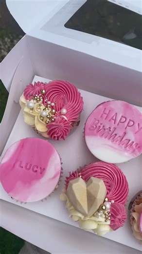 Pretty pink cupcakes topped with a little chocolate heart, made to celebrate a special 40th birthday 💗🧁✨ #40thBirthday #BirthdayCupcakes #PrettyInPink #CupcakeLove #HandmadeBakes