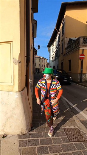 Teatro Zero Negativo on Instagram: "✨ Ecciù è tornato alla riscossa! In giro per Bedizzole alla ricerca di Teatro Zero Negativo… ma questa volta sembra avere un vero indizio 👀🎭 📌 Lo sapevi che il 6 febbraio festeggiamo i 10 anni di Teatro Zero Negativo? Una serata speciale con: 🎶 Live concert di Matteo Faustini 🎭 Performance di piccoli e grandi attori di Teatro Zero Negativo ✅ Ingresso libero 🕣 Ore 20.30 Ti aspettiamo! 💛🎈 #TeatroZeroNegativo #Bedizzole #10Anni #Teatro #LiveConcert #Matte