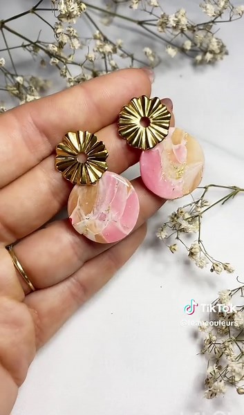 Les étapes de création d’une jolie couleur rose pastel 🌸🌺 Un coloris à porter toute l’année 🌹 Pâte colorée avec de l’encre à alcool et de la poudre mica pour un effet satiné ✨ #polymere #polymerclay #videocreation #satisfaisant #satisfying #satisfyingvideos #artisanat #polymerclayjewerly #polymerclayart #faitmain #polymerclaycreations #polymerclayearrings #bouclesdoreilles #polymerclaycanes #polymerecreation #clayearrings #videocreative