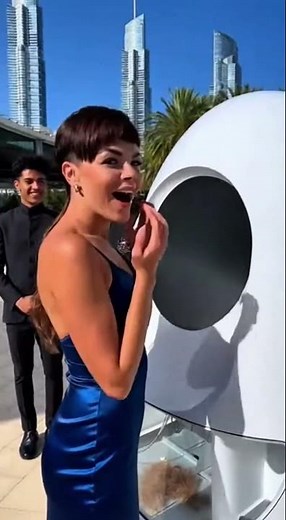 Dubai’s Newest AI Salon Robot Will Shock You AI Instant Curl Machine 4.0 💇‍♀️ Dubais Future Is Here