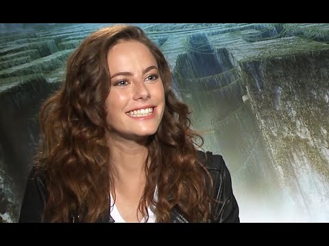 KAYA SCODELARIO DÁ ENTREVISTA EM PORTUGUÊS