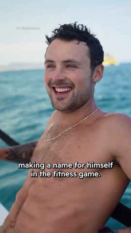 Zac Efron’s brother shows off abs 💪